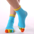 Benutzerdefinierte bunte Frauen Baumwolle Anti Slip 5 Zehen Yoga Grip Socken Pilates Socken Großhandel